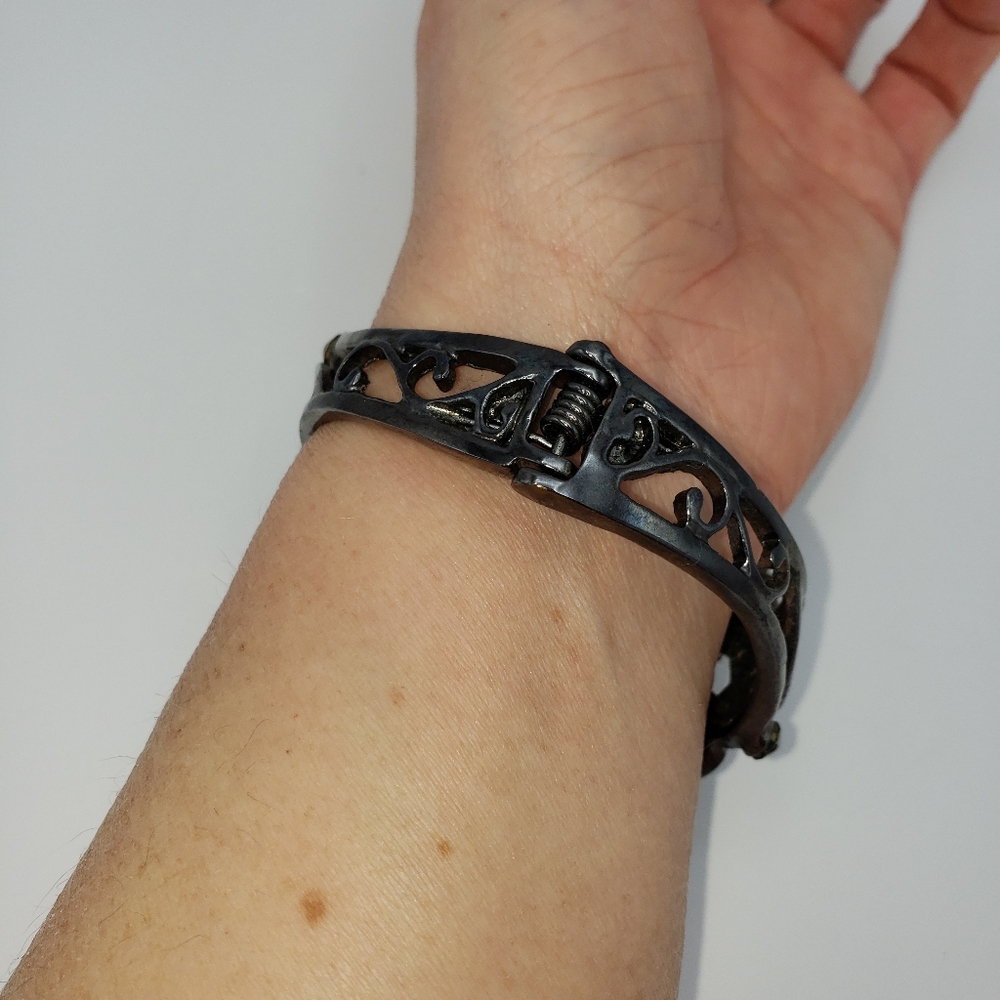 Pewter color dark gem enhanced botanical  spring style cuff bracelet - Picture 3 of 5